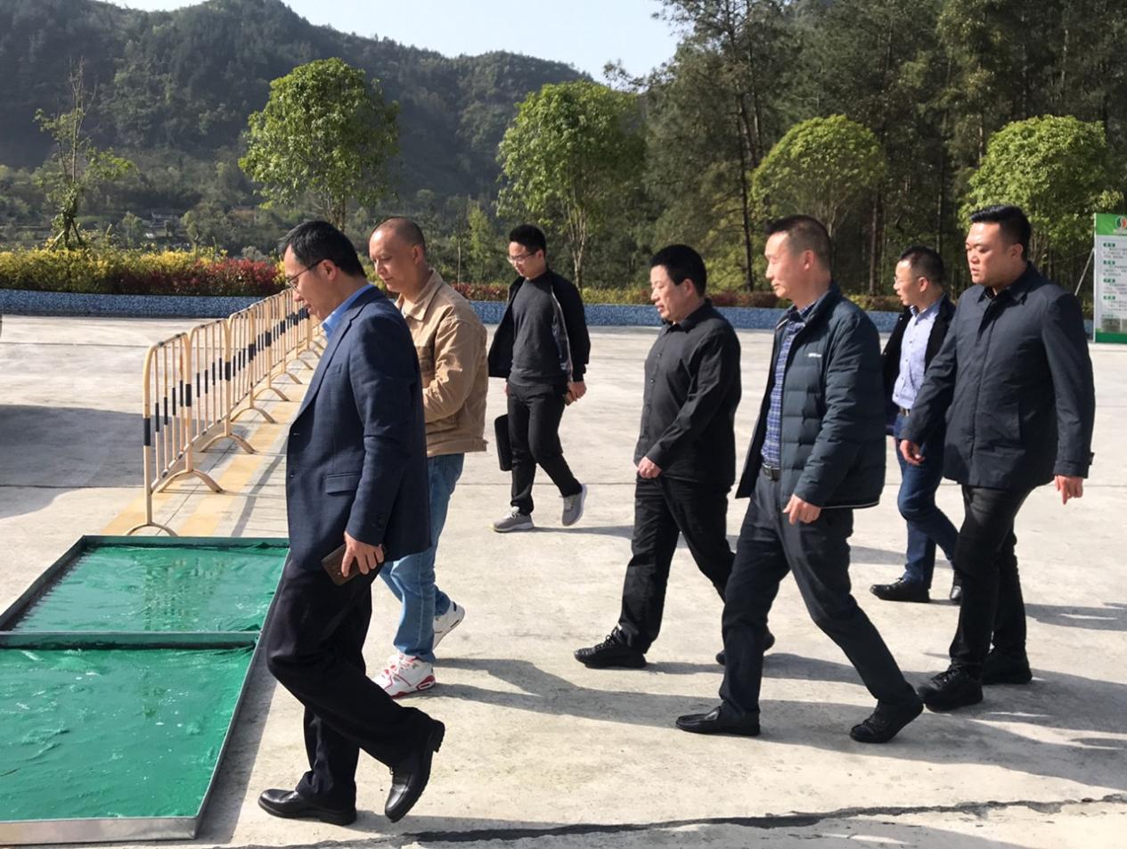 黔江區(qū)政府副區(qū)長(zhǎng)毛立新率區(qū)政府辦一級(jí)調(diào)研員龐友文、區(qū)環(huán)保執(zhí)法支隊(duì)長(zhǎng)徐華章等到重慶69畜牧調(diào)研