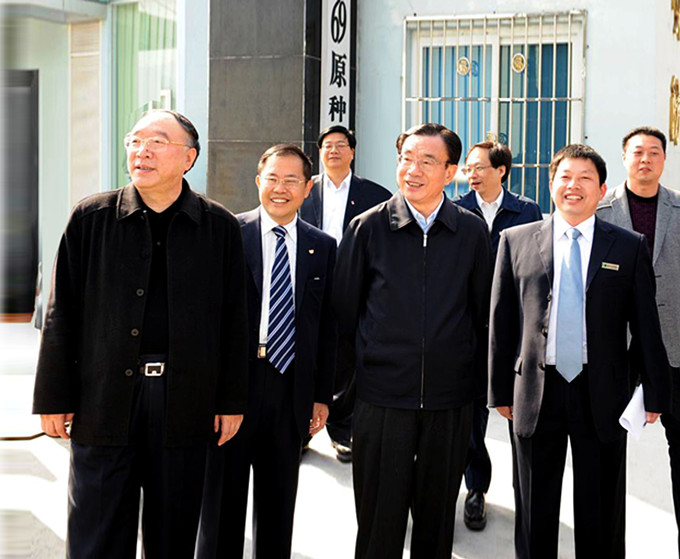 時任中共中央政治局常委紀(jì)委書記賀國強(qiáng)、重慶市市長黃奇帆等領(lǐng)導(dǎo)視察重慶69