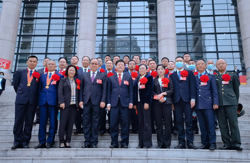 69畜牧董事長出席重慶市脫貧攻堅總結表彰大會，榮獲“重慶市脫貧攻堅先進個人”